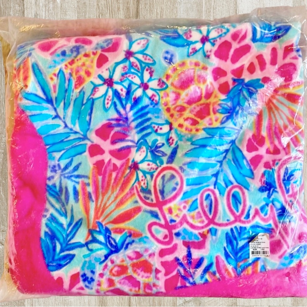 Lilly Pulitzer Seashell Towel - Picture 3 of 4